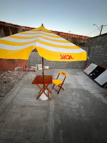 Conjunto mesa de madeira com sombreiro