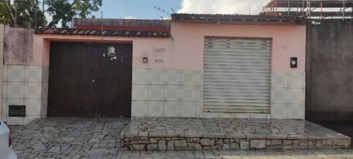 CASA COM PONTO COMERCIAL Por trás do Supermercado Bom Dia no Dubeux Leão!!!