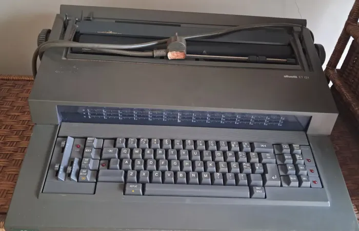Máquina de Escrever Elétrica Olivetti ET 121 com capa e manual PDF.
