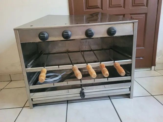Churrasqueira inox a gás com 06 espetos e 02 tábuas 