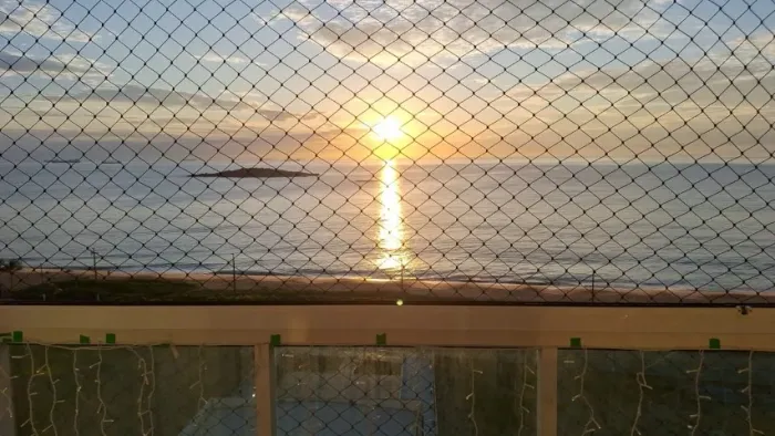 Vendo apartamento de três quartos com suite de frente para o mar.