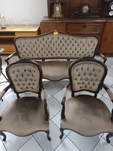 Lindo Conjunto Antigo todo trabalhado (Namoradeira mais duas Poltronas)