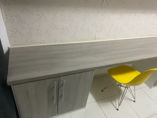 Escrivaninha de escritório com gavetas, cadeira e painel de colocar TV