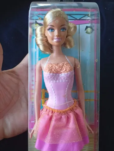 Vendo bonecas Barbie originais na caixa.
