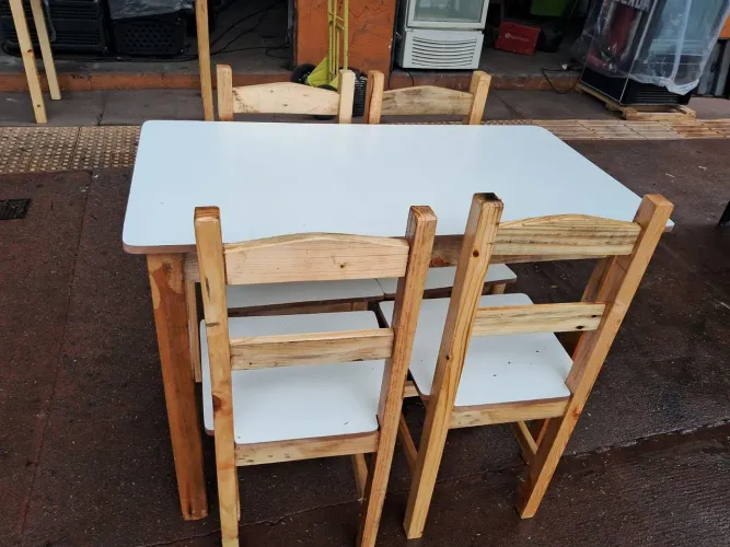 Mesa de madeira Pinus 110x60 Nova com 4 Cadeiras
