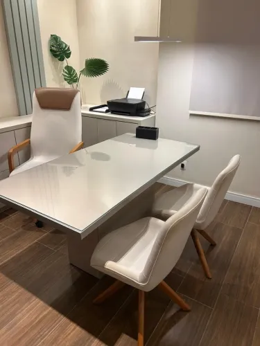 Mesa + 3 Cadeiras + Persiana para Consultório/Escritório
