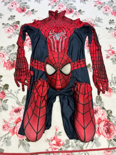 Estou vendendo um traje homem aranha, veste de 170/175 vai completo faceshell solado