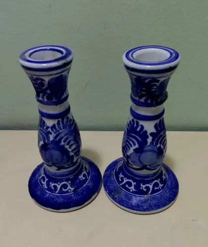 Par de castiçais em porcelana chinesa  azul e branco, com 16 cm.