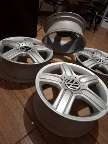 4 rodas de liga leve semi-novas com emblemas, compatíveis com VW Fox, Polo, Cross Fox.