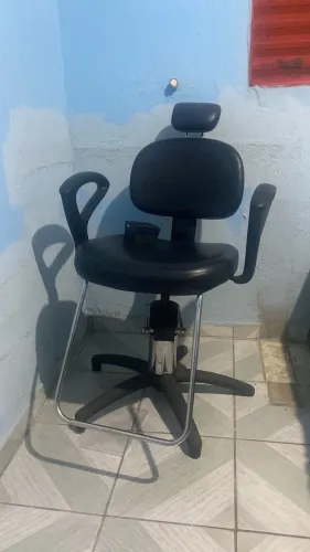Vendo cadeira de barbeiro nova só falta dar uma lavada e repor o óleo da hidráulica