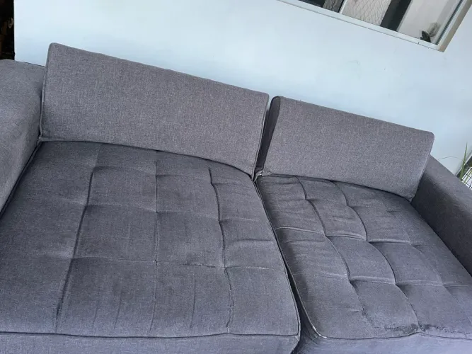 VENDO SOFÁ RECLINÁVEL CURTO EM BOM ESTADO COM PEQUENAS IMPERFEIÇÕES