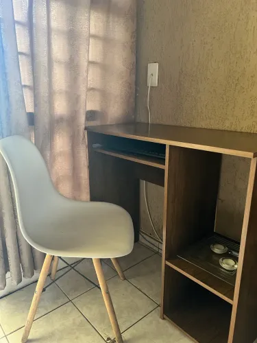 Mesa para computador e cadeira