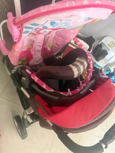 Carrinho de bebê , cadeira de balanço e bebê conforto