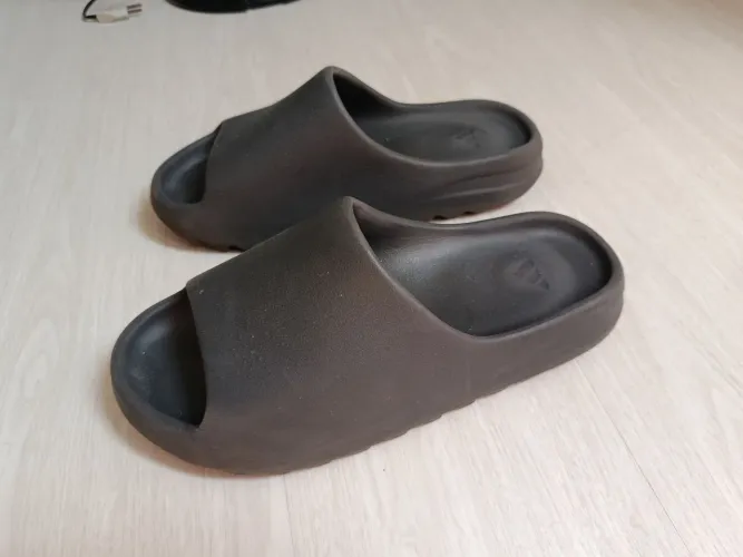 Chinelo Yezzy tamanho 44
