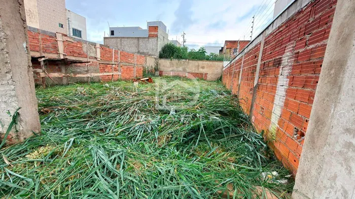 Lote murado em bairro Jardim Itália