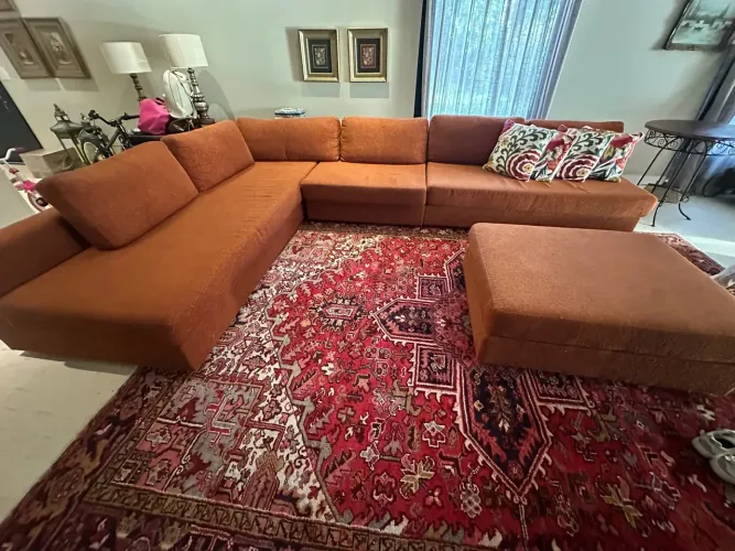 Sofá Mi Casa com aparador atrás