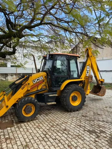 RETROESCAVADEIRA JCB