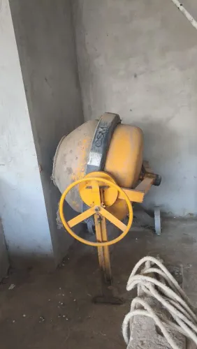 Vende-se betoneira marca  CSM 400 litros semi nova.