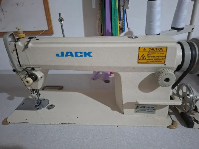 Vendo Máquina de Costura reta Jack 5550