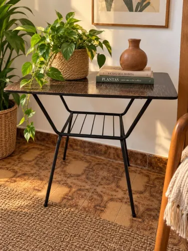 Mesinha vintage anos 70 com tampo giratório