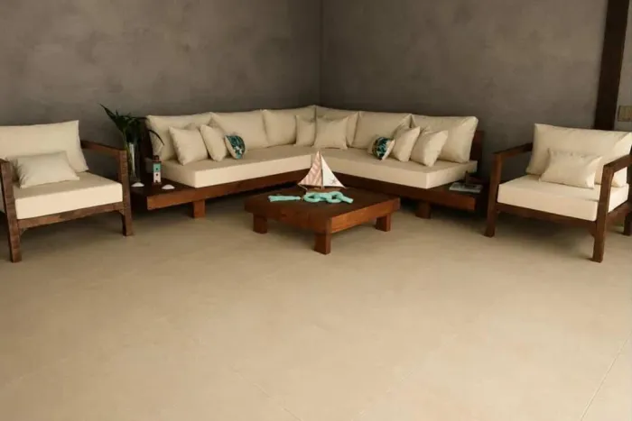 Conjunto de sofá e poltronas em madeira maciça