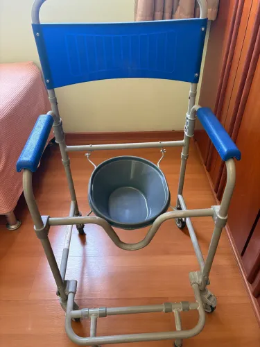 Cadeira de Banho e Higiênica Medicare Com Rodas e Coletor