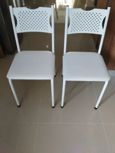 Vendo duas cadeiras novas, sem uso, ficaram muito baixas na minha mesa que é fixa