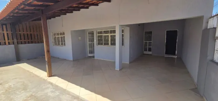 Aluga-se uma casa com 3 quartos na Qd. 05 do Setor Leste