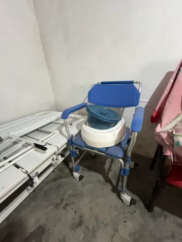 Cama hospitalar articulada, cadeira de banho e andador para idoso
