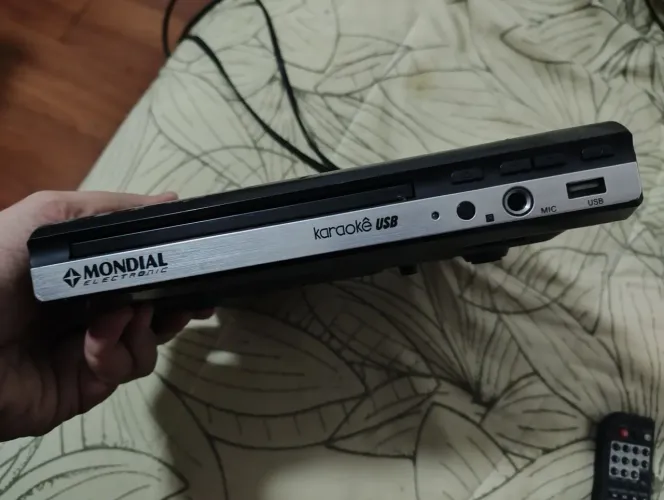 Dvd player portátil mondial com função karaoke