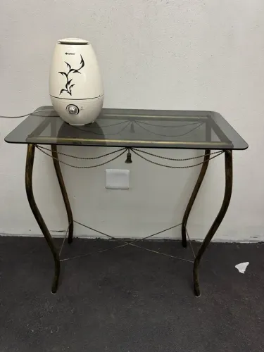 Aparador de Vidro Fumê com Base em Ferro Dourado (Retrô/Clássico)