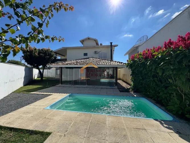 Casa à venda no Condomínio Real Ville em Pindamonhangaba/SP.