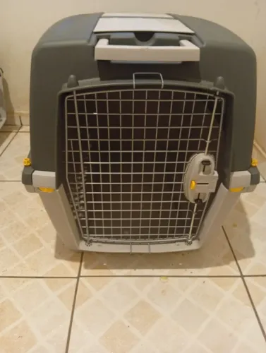 Caixa de transporte de cães grandes e médios. Adequada para viagem de avião.
