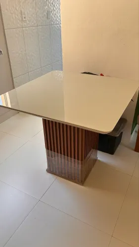 Vendo mesa de jantar com 4 cadeiras 