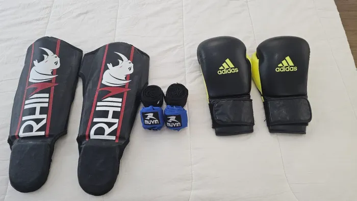 Kit luvas e caneleiras Muay Thai 
