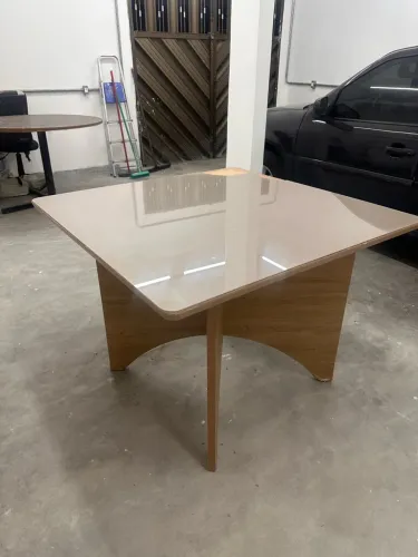 Mesa quadrada com tampo de vidro