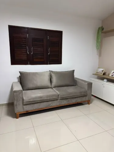 Sofá 2 metros em Veludo Maia Cinza - praticamente novo