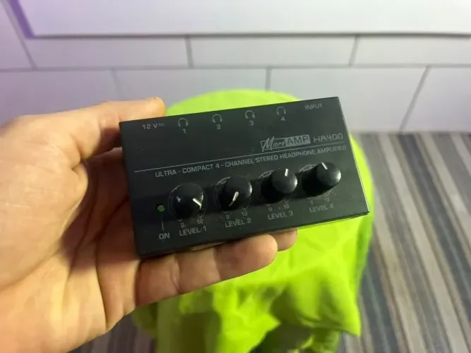 Amplificador de Fone Behringer Microamp HA400 4 Canais Estéreo