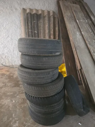 VENDO PNEUS (meia vida)