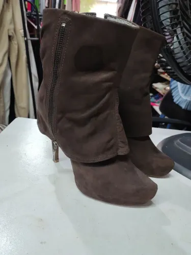 Bota camurça marrom com plataforma salto fino com zíper n39