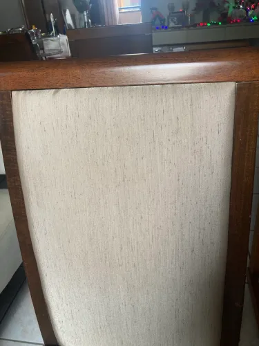 Cadeira com encosto fechado 
