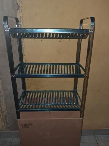 Vendo escorredor de prato de INOX para 60 pratos. Tenho 4 UND.