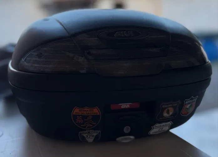 Bau givi 45 lts com encosto passageiro givi.