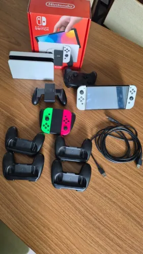 Nintendo Switch OLED Branco + 2 Joy-Cons Coloridos + 1 controle pro