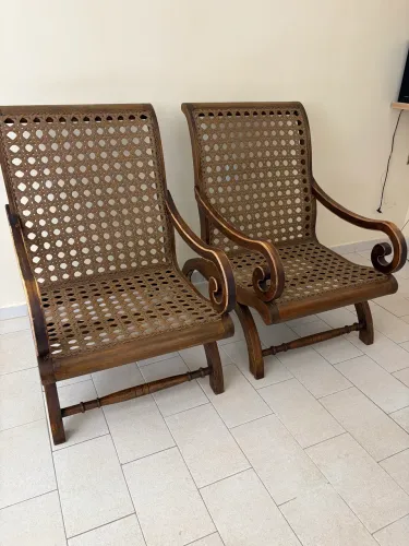 Par de Poltronas Clássicas em Madeira Maciça 