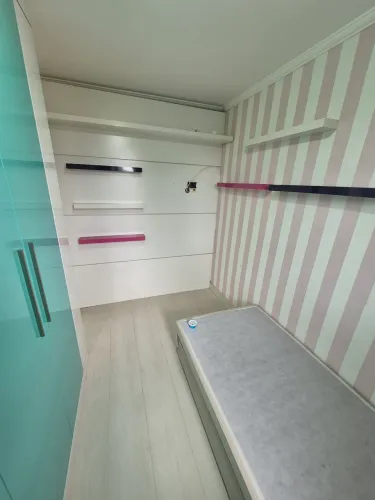 Painel branco desmontado para doação - madeiras