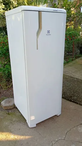 GELADEIRA ELECTROLUX FROST FREE 340LTRS FUNCIONANDO PERFEITAMENTE