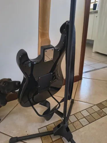 Guitarra e caixa amplificada