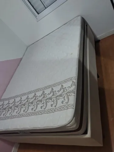 Cama box com colchão molas ensacadas e alta densidade. Três meses de uso