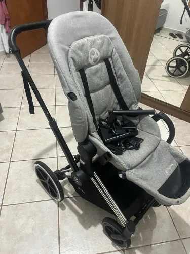 Carrinho e bebê conforto com suporte CYBEX 